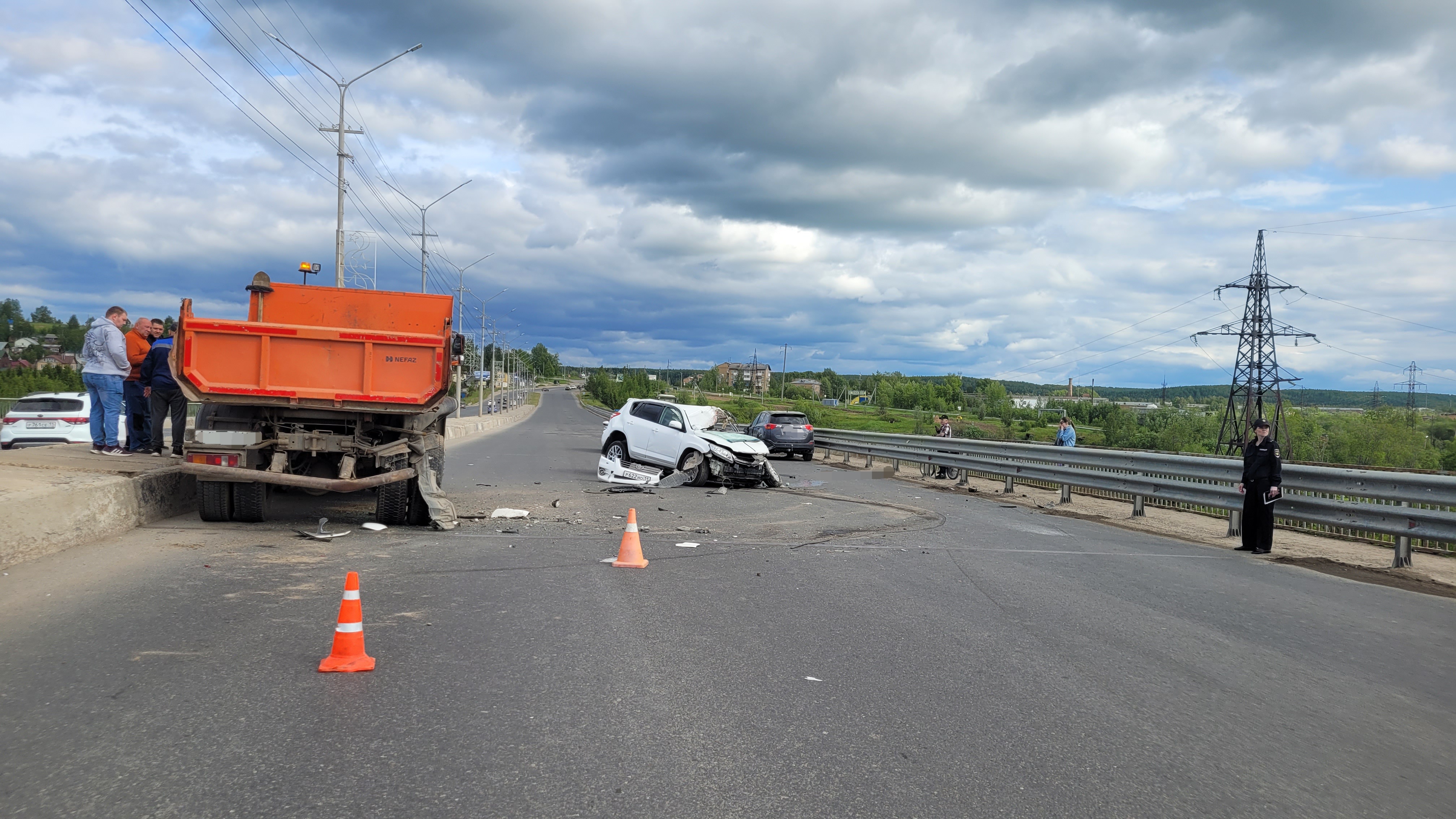 а 2 километре автодороги Ухта - Дальний погиб водитель Toyota Rav4