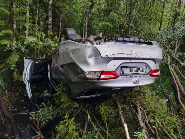 На автодороге Сыктывкар - Ухта водитель Toyota Camry опрокинулся в кювет, два человека госпитализированы